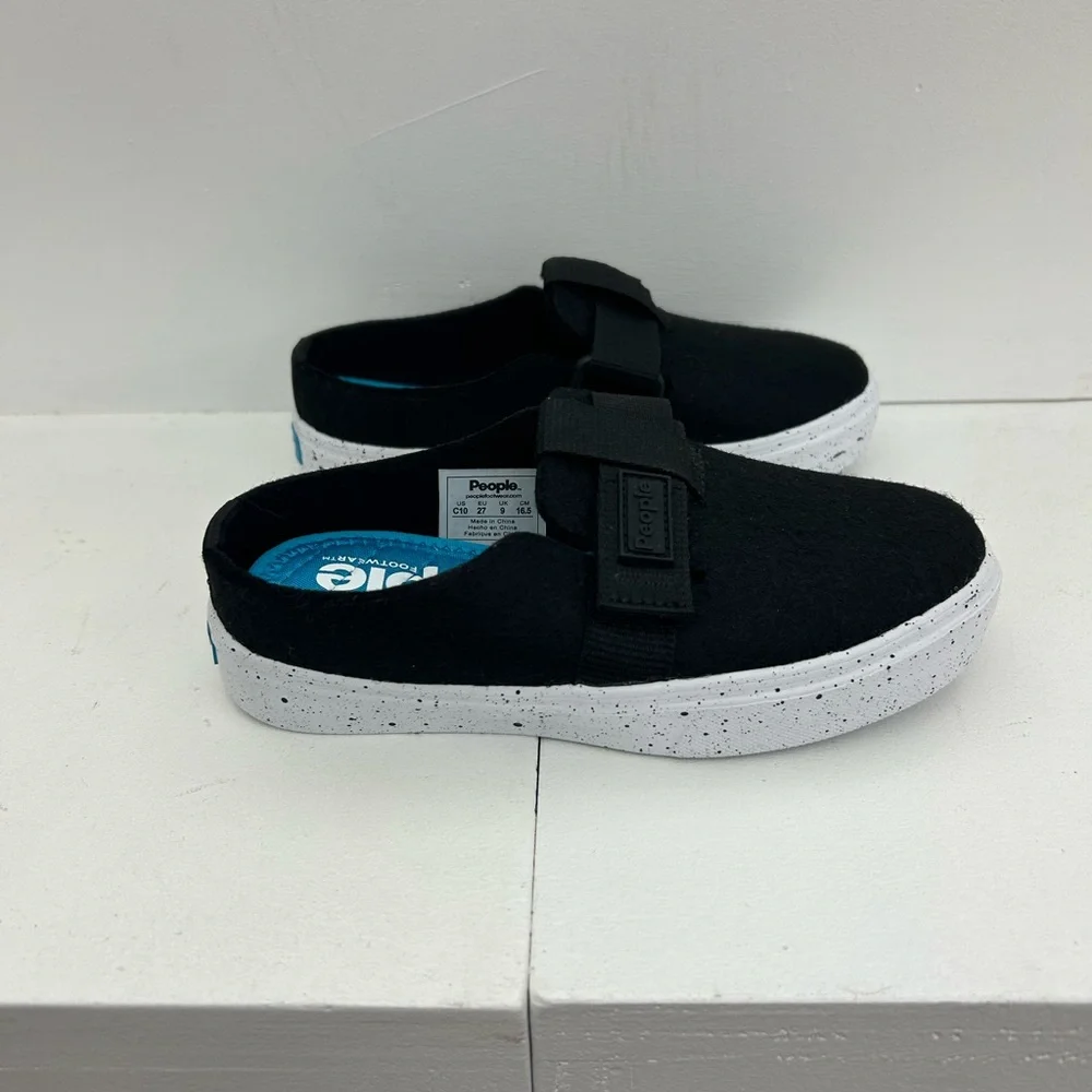People’s foot wear yeti shoe